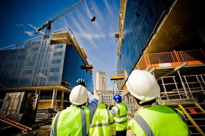 کارگران در یک مجتمع بزرگ فولاد و صنایع فلزی